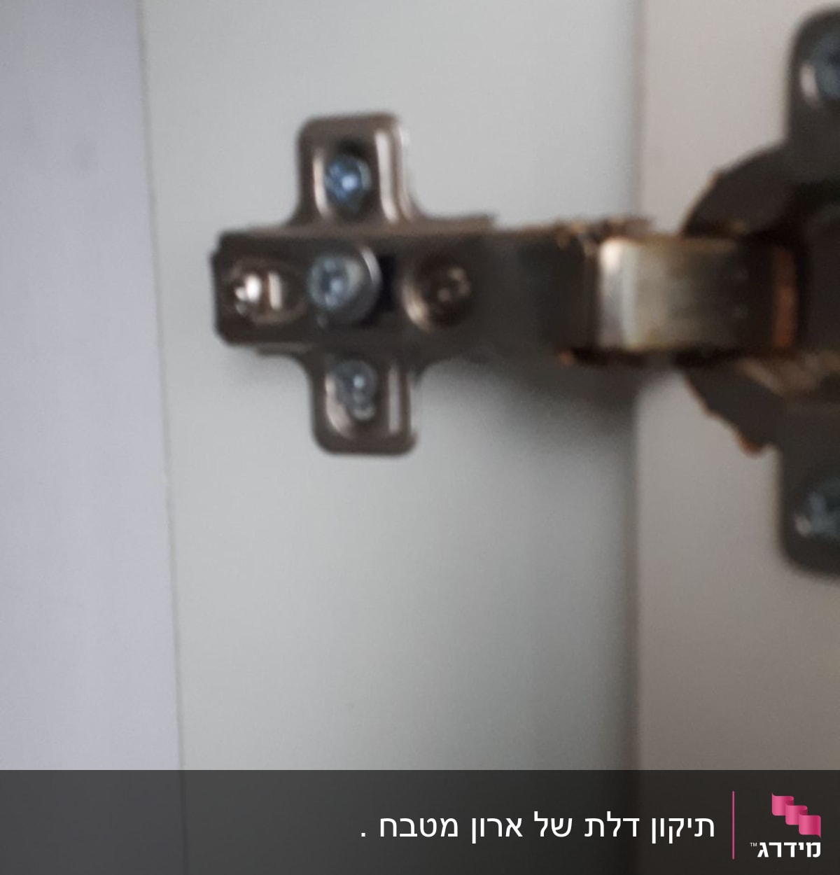 ציר מתכת לדלת ארון מטבח